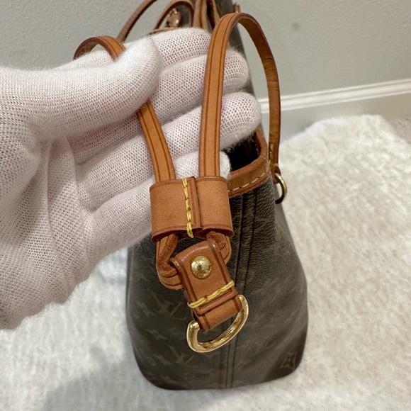 (SOLD) Louis Vuitton Neverfull MM Tote - Picture 11 of 13